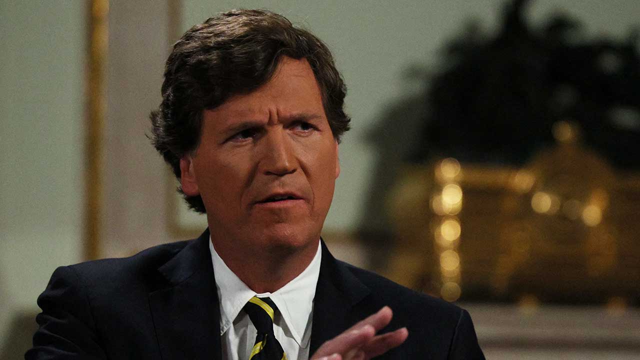 Tucker Carlson yine bombaladı! 9 milyonluk ülke Amerika'yı koyun gibi güdüyor