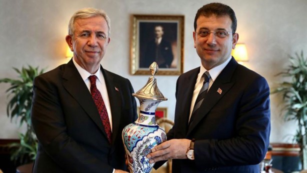 Foto - Tuğçe Kazaz'dan seçime saatler kala olay paylaşım: Sizi kazandırıyorlar! Her şey tersine olacak