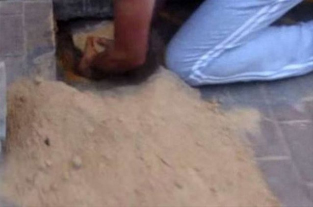 Foto - Tuğlaların altından bakın ne çıktı!