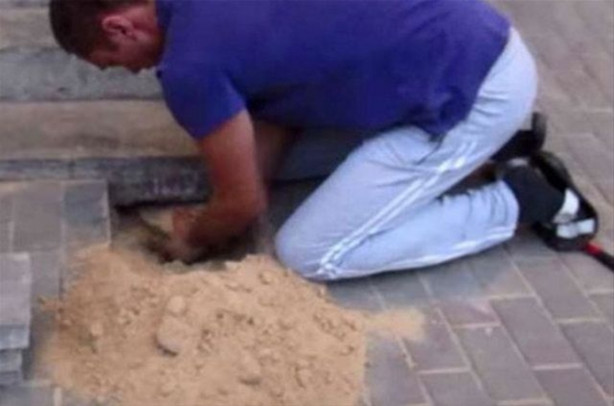 Foto - Tuğlaların altından bakın ne çıktı!