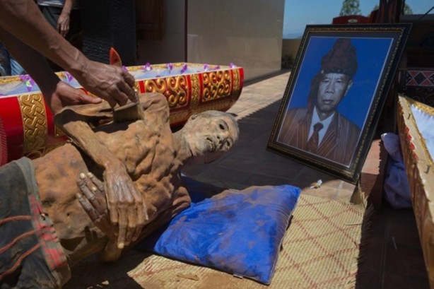 Foto - Tuhaf bir gelenek: Ölülerle aynı evde yaşıyorlar