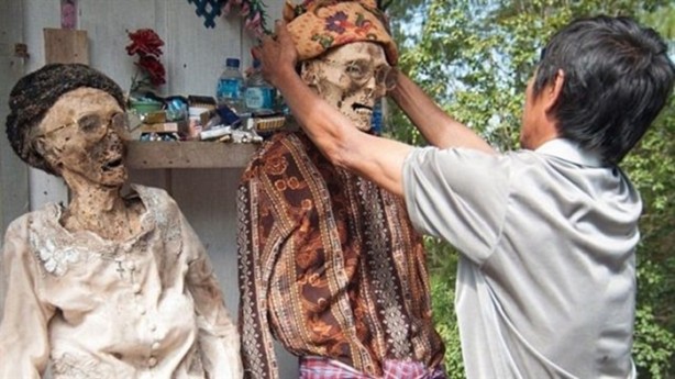 Tuhaf bir gelenek: Ölülerle aynı evde yaşıyorlar