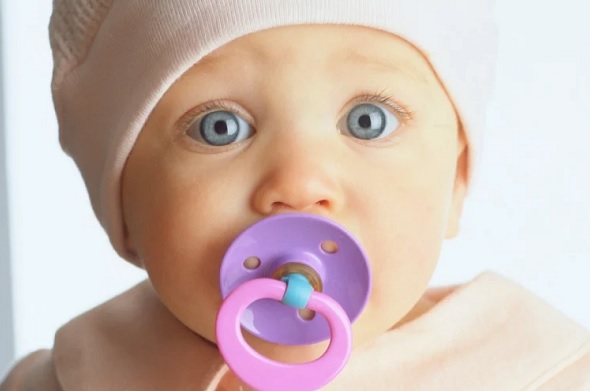 Foto - Tüm anne babalar alıyor! Bebeklere emzik vermek tehlikeli mi? 