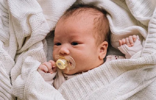 Foto - Tüm anne babalar alıyor! Bebeklere emzik vermek tehlikeli mi? 