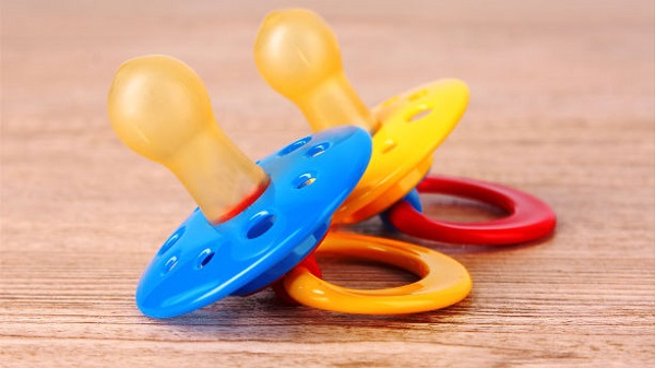 Foto - Tüm anne babalar alıyor! Bebeklere emzik vermek tehlikeli mi? 