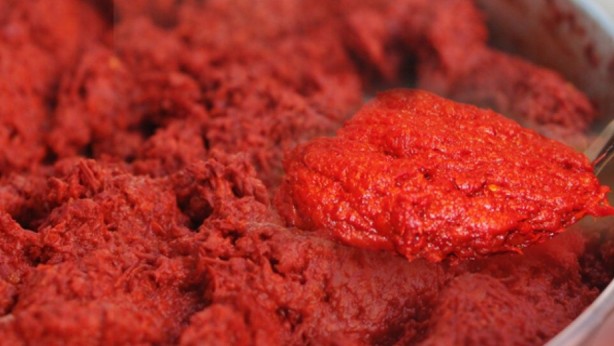 Foto - Tüm aşçıların önerisi! 1 kaşığı bile salçadaki küfü yok ediyor