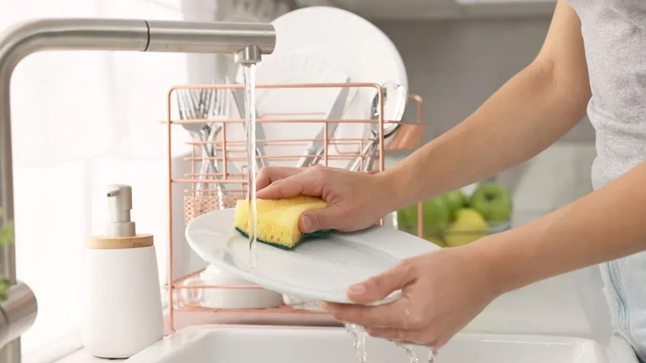 Tüm bardaklar pırıl pırıl olacak! Bulaşık süngerine bu işlemi yapınca bakın ne oluyor