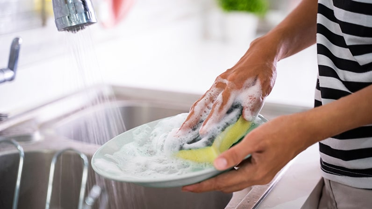 Foto - Tüm bardaklar pırıl pırıl olacak! Bulaşık süngerine bu işlemi yapınca bakın ne oluyor