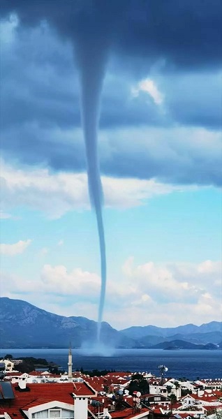 Foto - Tüm dünya afetlerle boğuşuyor! İşte deniz ve kara hortumlarının sebebi