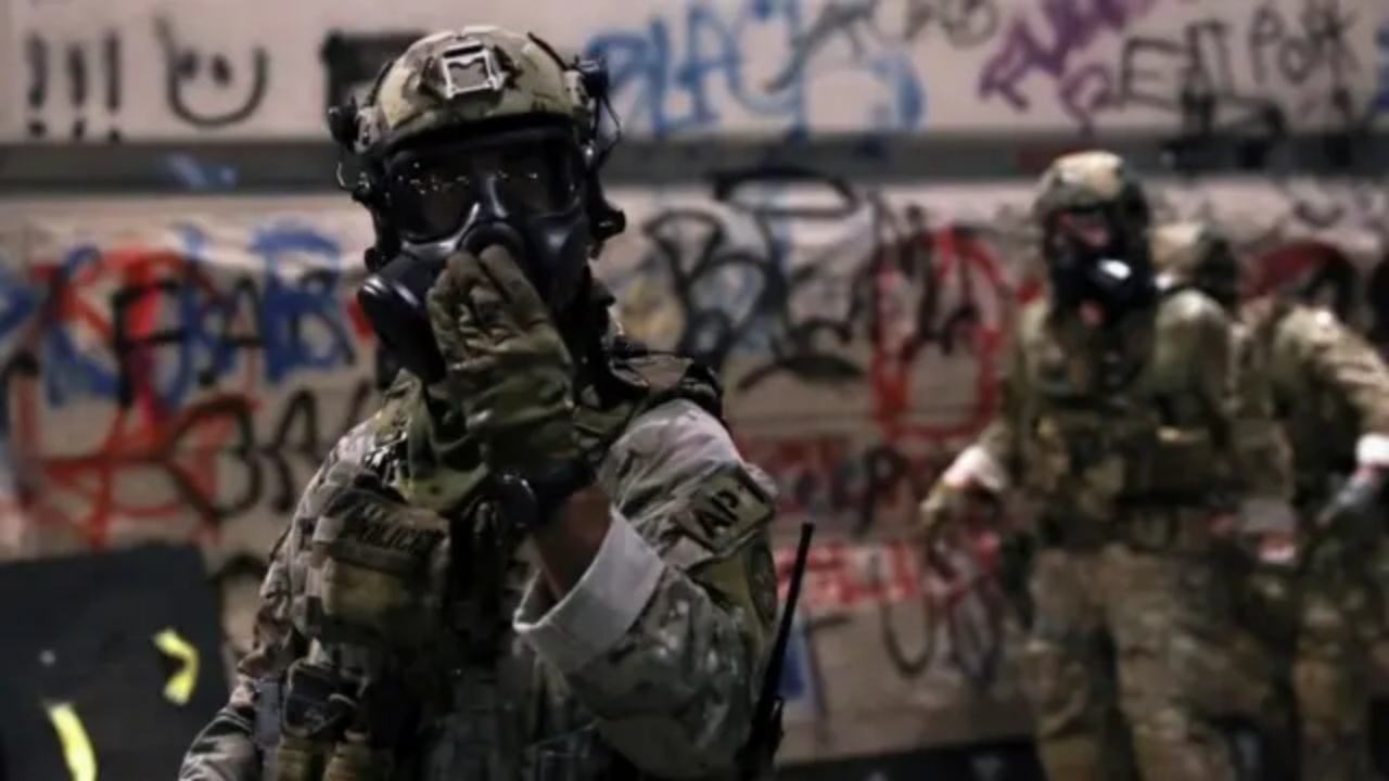 Foto - Tüm dünya bu görüntüleri konuşuyor! Şehir merkezine inen ajanlar, plastik mermilerle göçmen avına başladı