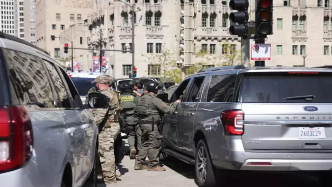 Foto - Tüm dünya bu görüntüleri konuşuyor! Şehir merkezine inen ajanlar, plastik mermilerle göçmen avına başladı