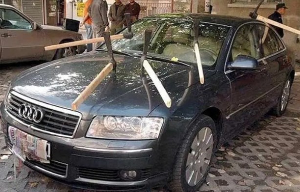 Foto - Tüm dünyadan çarpıcı kareler! Arabayı yanlış park etmenin bedeli