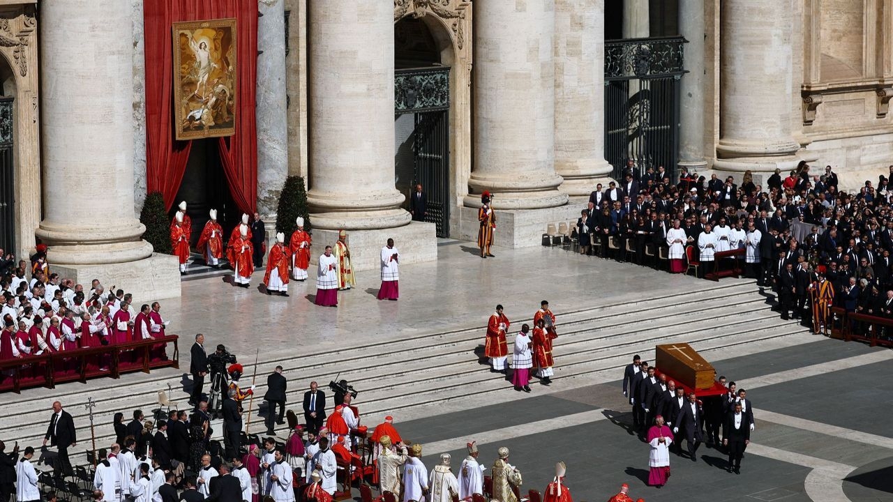 Foto - Tüm dünyanın gözü bu bacadan çıkacak dumanda! Herkes merakla bunu bekliyor