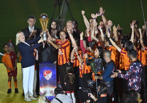 Foto - Tüm dünyaya ilan ettiler: Şampiyonluk gecesi rezalet patladı! Nelsson'un ailesine Kerem Demirbay'ın çocuğuna saldırmışlar!