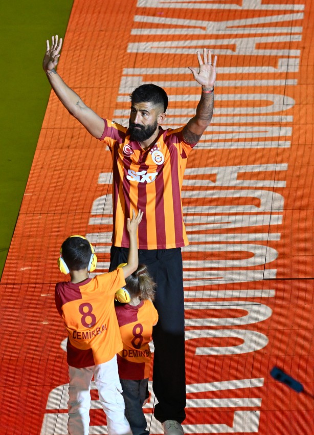 Foto - Tüm dünyaya ilan ettiler: Şampiyonluk gecesi rezalet patladı! Nelsson'un ailesine Kerem Demirbay'ın çocuğuna saldırmışlar!