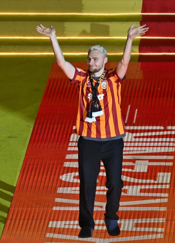 Foto - Tüm dünyaya ilan ettiler: Şampiyonluk gecesi rezalet patladı! Nelsson'un ailesine Kerem Demirbay'ın çocuğuna saldırmışlar!