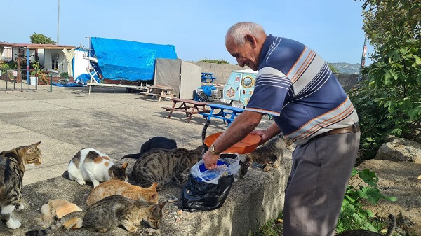 Foto - Tüm maaşını onlar için harcıyor! 