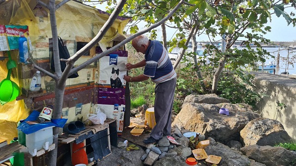 Foto - Tüm maaşını onlar için harcıyor! 