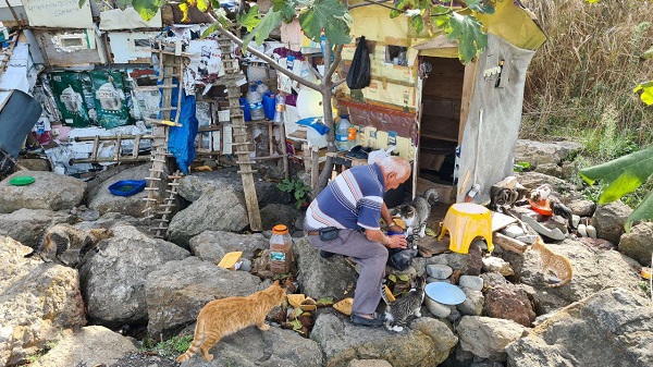 Foto - Tüm maaşını onlar için harcıyor! 