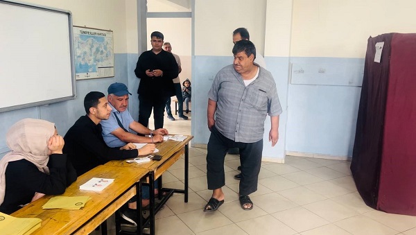 Foto - Tüm sağlık sorunlarına rağmen sandığa gitti