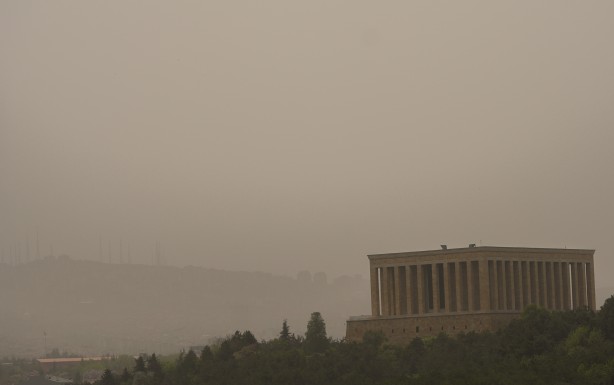 Tüm şehri toz kapladı! Zorunlu değilse evden çıkmayın, çok tehlikeli!