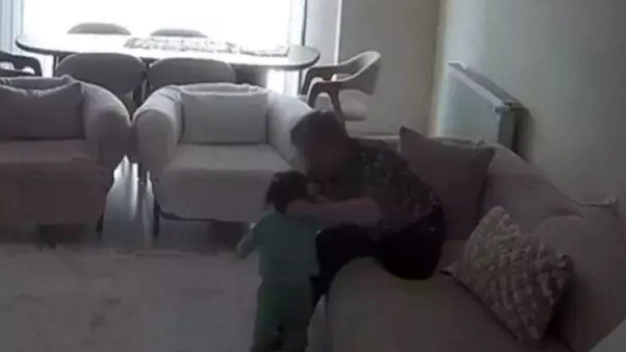 Foto - Tüm Türkiye ayağa kalktı! 1,5 yaşındaki bebek ağlama krizine girince kamera yerleştirildi, rezalet ilk gün ortaya çıktı! İnsan suretinde şeytan bunlar