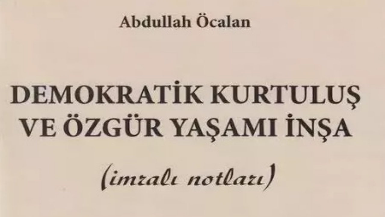 Foto - Tüm Türkiye bunu konuşuyor! MHP’nin ağır topunun önündeki kitap resmen olay oldu