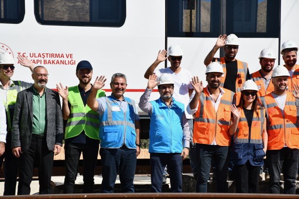 Foto - Tüm dünyayı titretecek metro geliyor: Hem yerli hem milli... Ortalık yangın yerine dönecek: Raylara indirildi...