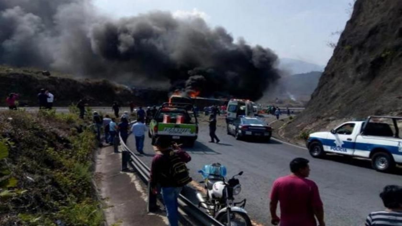 Foto - Tüm ülke yasta! Yolcu otobüsü, trenle çarpıştı: 8 ölü, 45 yaralı 