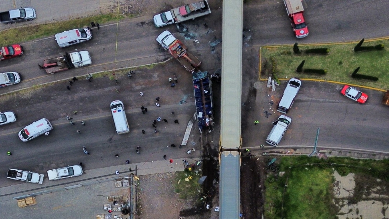 Foto - Tüm ülke yasta! Yolcu otobüsü, trenle çarpıştı: 8 ölü, 45 yaralı 
