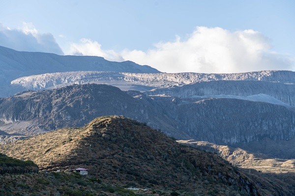 Foto - Tüm uyarılara rağmen! Volkan patlayacak ama o yerinden kımıldamıyor 