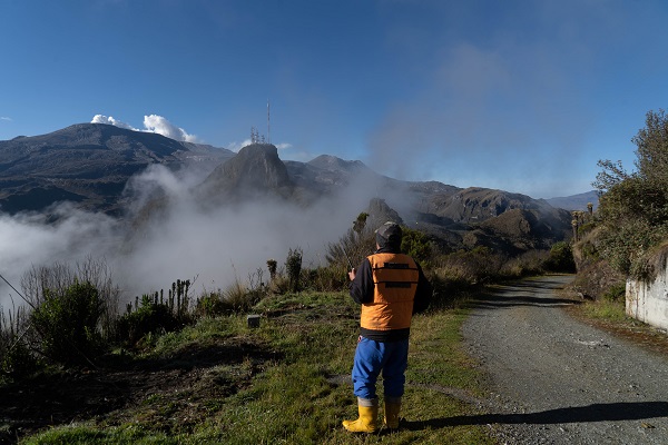 Foto - Tüm uyarılara rağmen! Volkan patlayacak ama o yerinden kımıldamıyor 