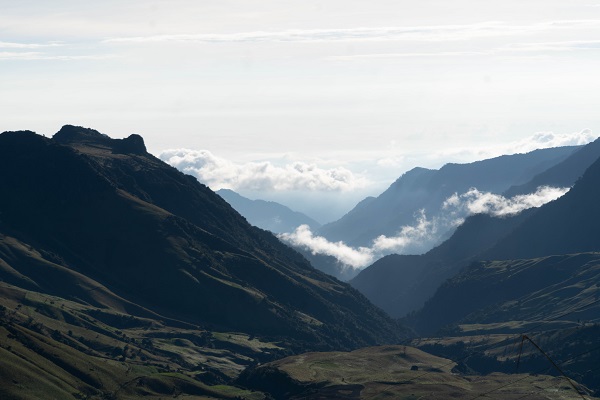 Foto - Tüm uyarılara rağmen! Volkan patlayacak ama o yerinden kımıldamıyor 