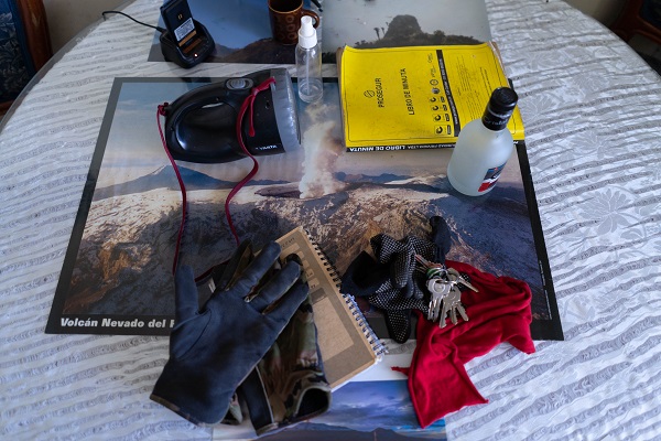 Foto - Tüm uyarılara rağmen! Volkan patlayacak ama o yerinden kımıldamıyor 