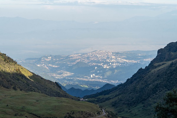 Foto - Tüm uyarılara rağmen! Volkan patlayacak ama o yerinden kımıldamıyor 