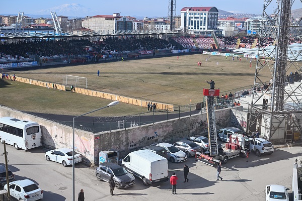 Foto - Tüm yasaklara rağmen maçı böyle izledi! Hak mahrumiyeti olan başkandan ilginç çözüm