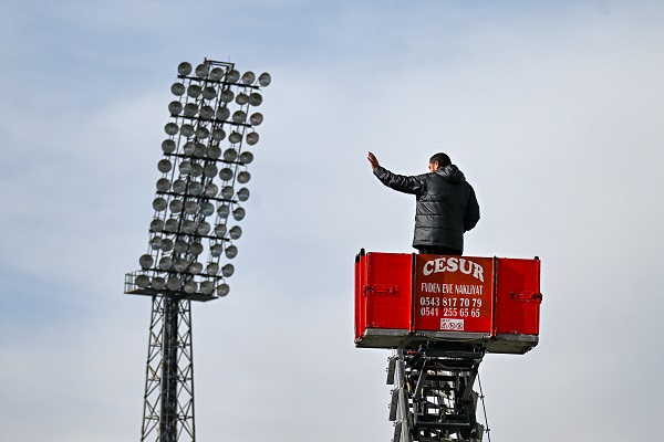 Foto - Tüm yasaklara rağmen maçı böyle izledi! Hak mahrumiyeti olan başkandan ilginç çözüm