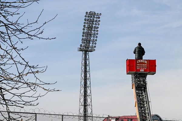 Foto - Tüm yasaklara rağmen maçı böyle izledi! Hak mahrumiyeti olan başkandan ilginç çözüm