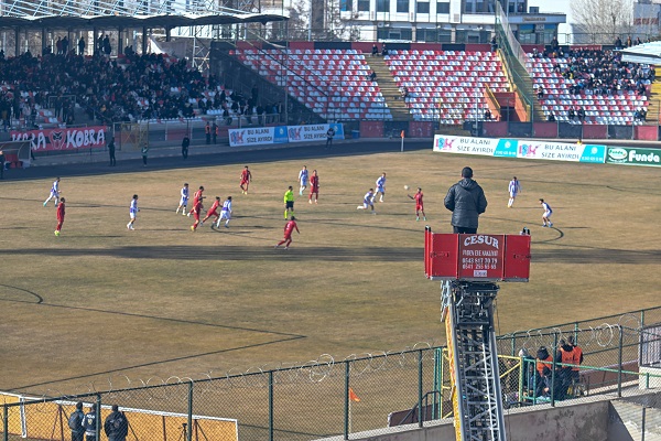 Foto - Tüm yasaklara rağmen maçı böyle izledi! Hak mahrumiyeti olan başkandan ilginç çözüm