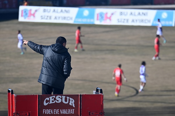 Foto - Tüm yasaklara rağmen maçı böyle izledi! Hak mahrumiyeti olan başkandan ilginç çözüm