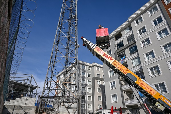 Foto - Tüm yasaklara rağmen maçı böyle izledi! Hak mahrumiyeti olan başkandan ilginç çözüm
