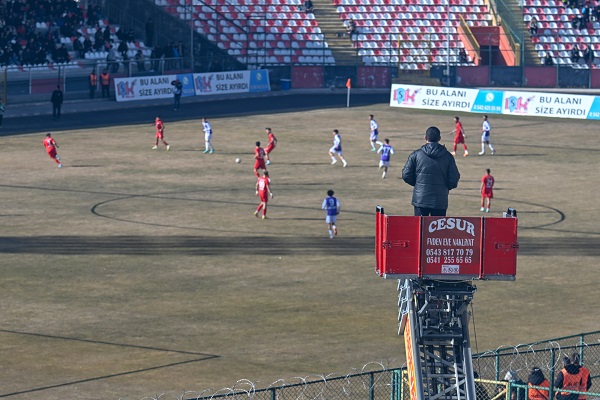 Foto - Tüm yasaklara rağmen maçı böyle izledi! Hak mahrumiyeti olan başkandan ilginç çözüm