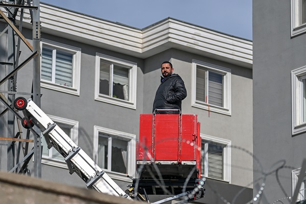 Foto - Tüm yasaklara rağmen maçı böyle izledi! Hak mahrumiyeti olan başkandan ilginç çözüm