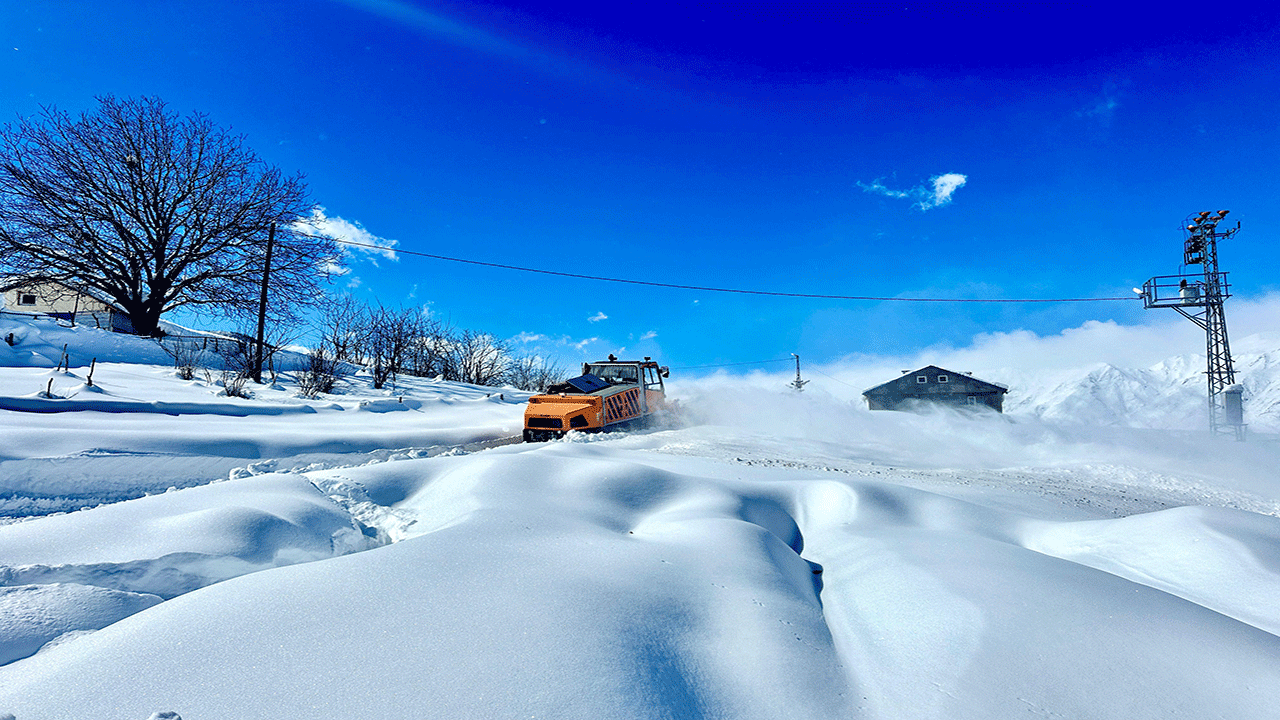 Foto - Tunceli'de ekiplerin karla zorlu mücadelesi! 300 köy yolu açıldı