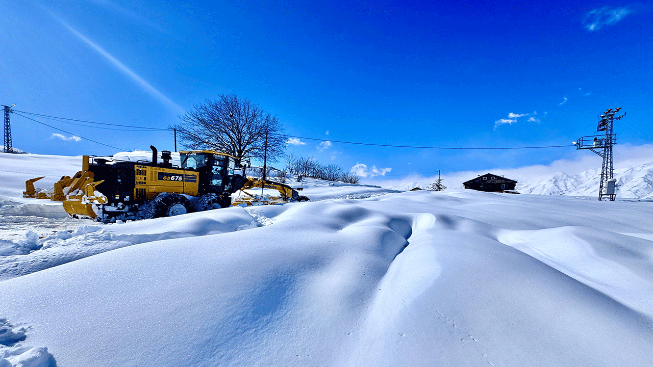 Foto - Tunceli'de ekiplerin karla zorlu mücadelesi! 300 köy yolu açıldı