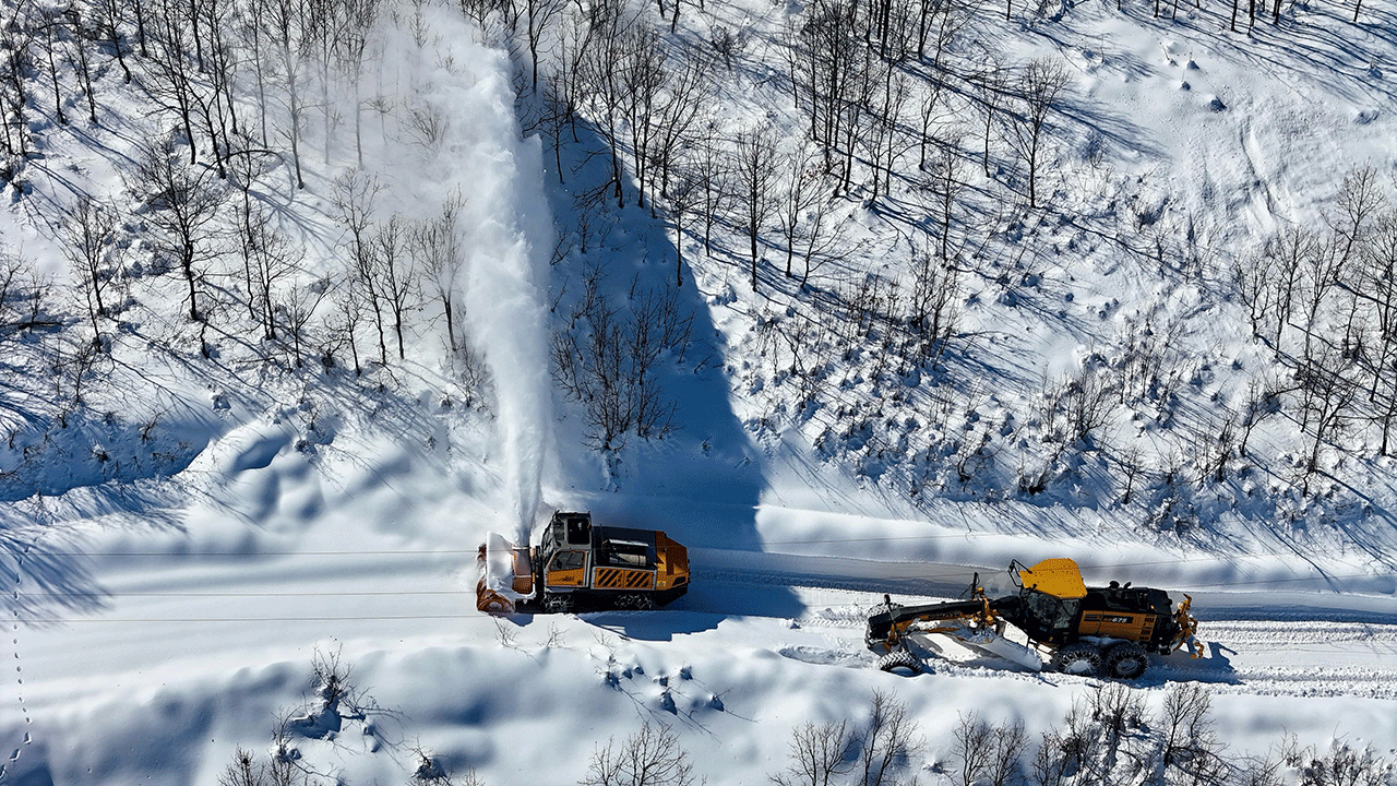 Foto - Tunceli'de ekiplerin karla zorlu mücadelesi! 300 köy yolu açıldı