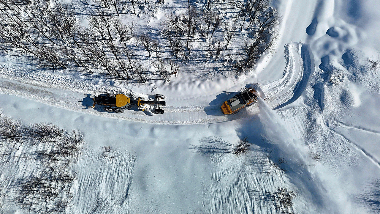 Foto - Tunceli'de ekiplerin karla zorlu mücadelesi! 300 köy yolu açıldı