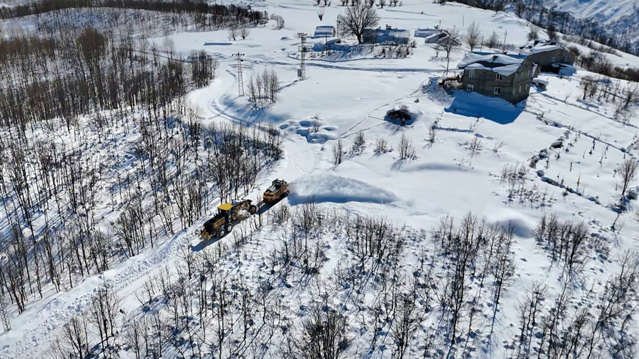 Tunceli'de ekiplerin karla zorlu mücadelesi! 300 köy yolu açıldı