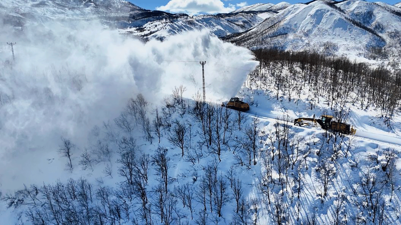 Foto - Tunceli'de ekiplerin karla zorlu mücadelesi! 300 köy yolu açıldı