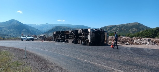 Foto - Tunceli’de, hayvan yüklü tır devrildi: 3 yaralı
